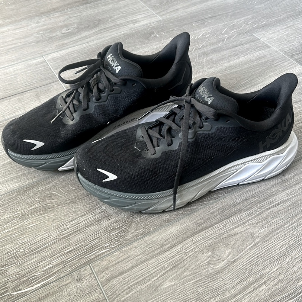 Hoka Arahi 6 Running Shoe, Black Womens 9.5